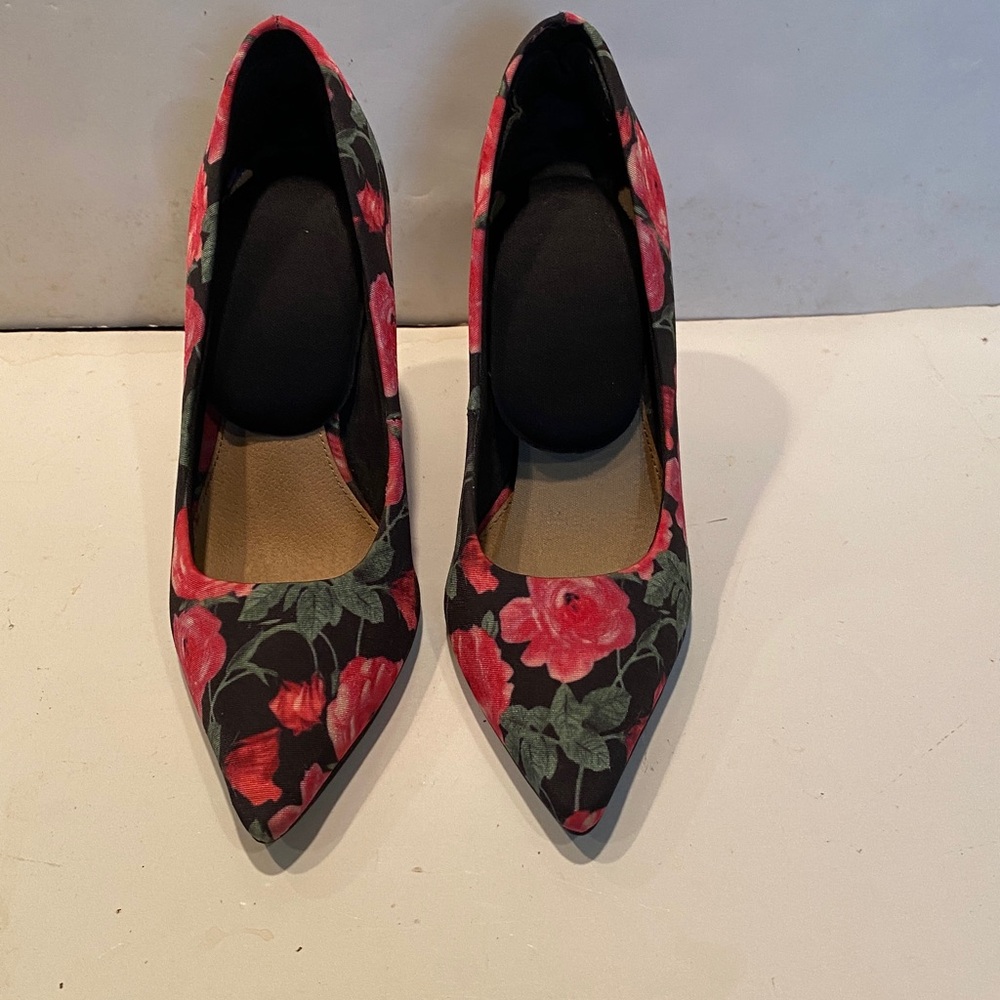 Christian Siriano Floral Pointed-Toe High Heels - Picture 4 of 9
